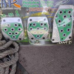 35 Piesas De Pedales De Carro Por $20 Dólares 