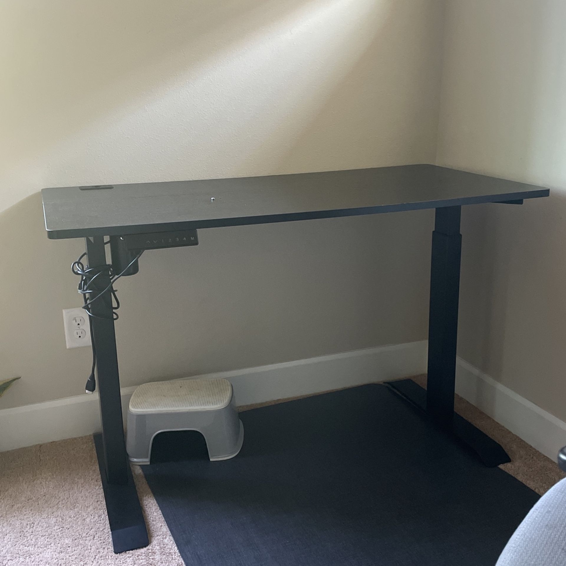 (Like New)Height Adjustable Table 