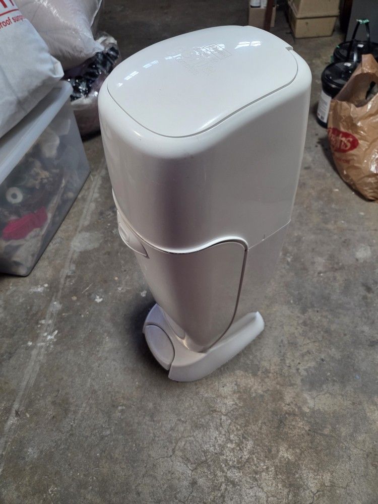 Genie Diaper Pail, 2 Diaper Bags Refills(320)