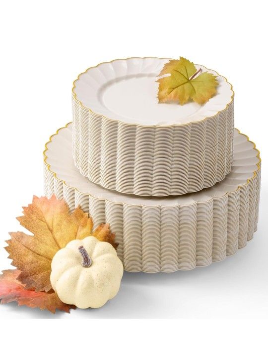 By Madee HEAVYWEIGHT 100 Pc Thanksgiving Plastic Plates for Party – Ivory Scalloped Plates with Gold Trim Disposable Plates for Fall Parties, Weddings