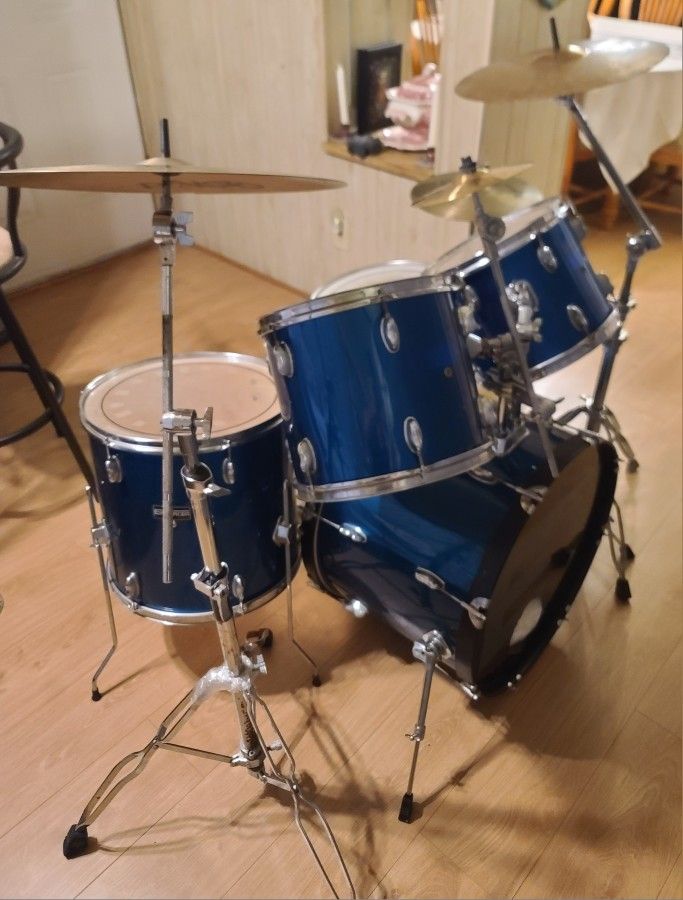 BATERIA π₯ DRUMS/Drum Set - 5 Piece Drum Set Complete with Bass Drum Pedal, Cymbals&Hi-Hats, Hardware Or Stands, 2 Pair of Sticks & a Drum Tuning Key