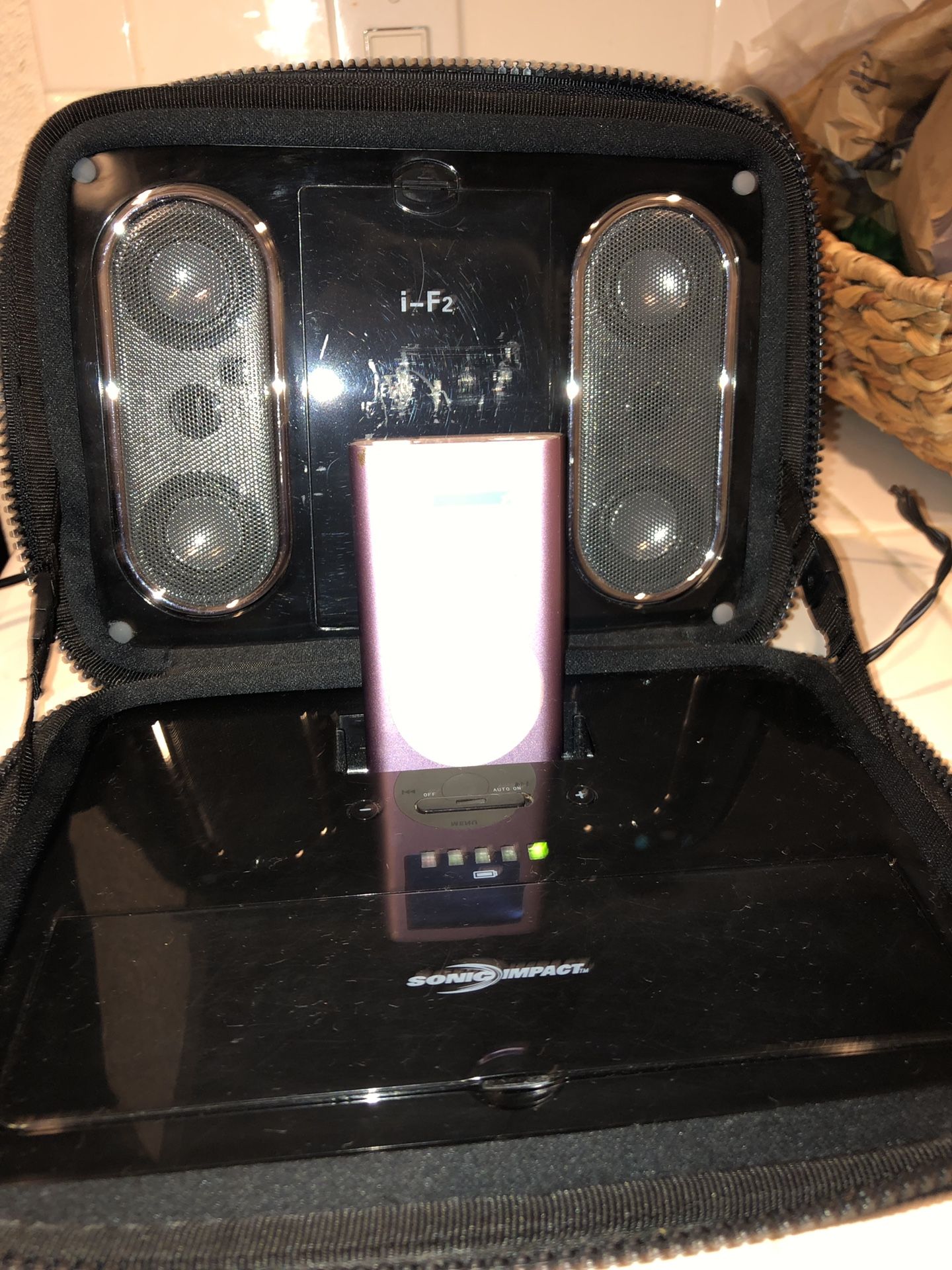 iPod Mini 1.4.1 3.6 GB and remote, wireless, speaker/ docking station
