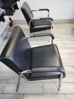Salon shampoo chairs