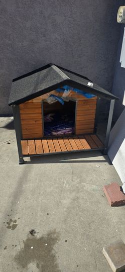 Outdoor Wood Raised Dog House for Large Dogs with Asphalt Shingle Roof