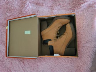 NWT Ladies size 9 Boots