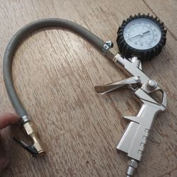 Quick Fill Tire Pressure Gauge With 230lb 3 Inch Diameter Gauge