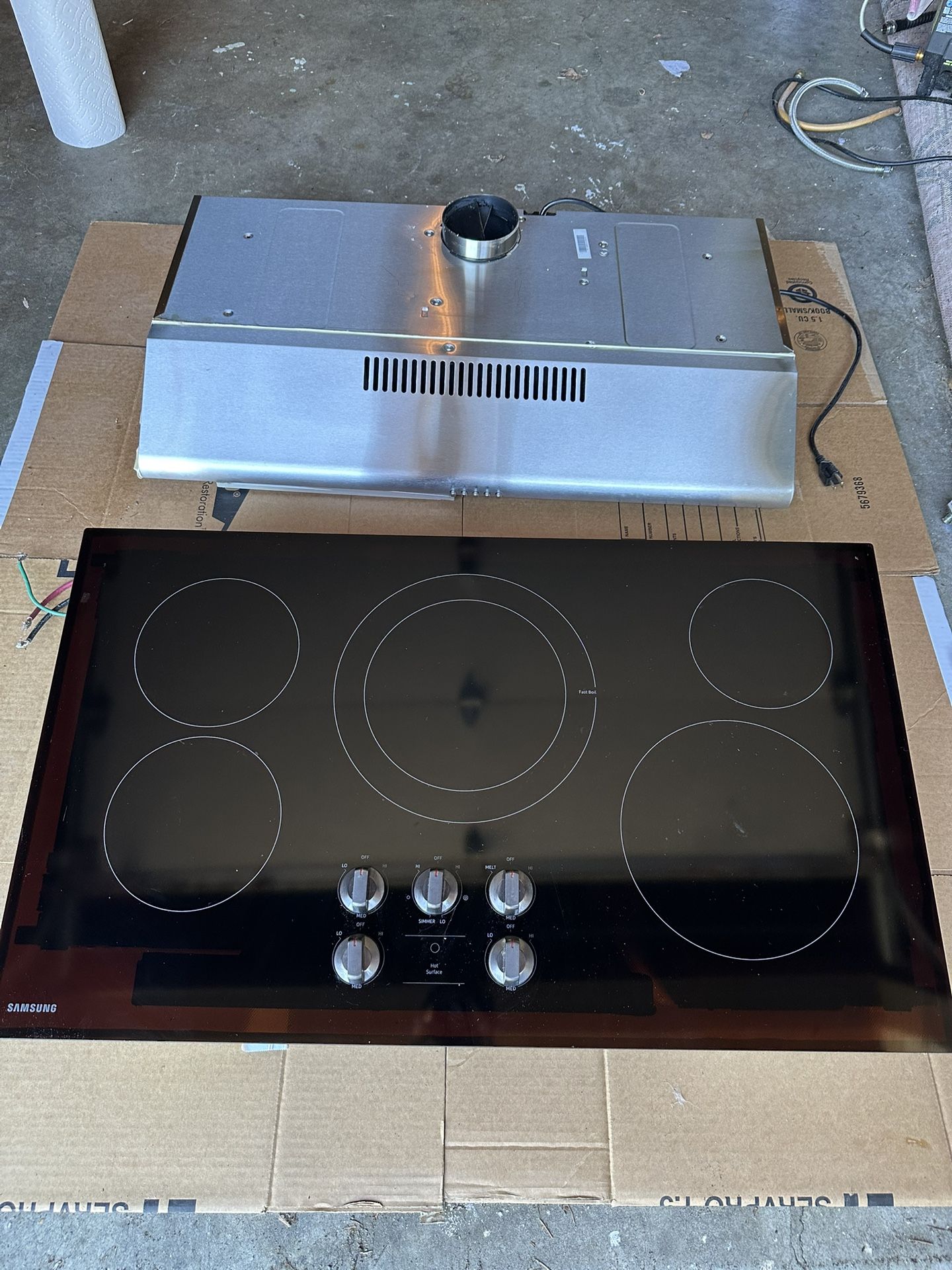 LIKE NEW - Samsung 36” Electric Cooktop + Cosmo Exhaust Hood