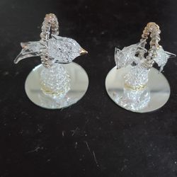 GORGEOUS NEW Pair of Spun Glass Dolphins in Basket figurines.

Enhance your collection with a stunning Pair  of Spun Glass dolphin figurines. 