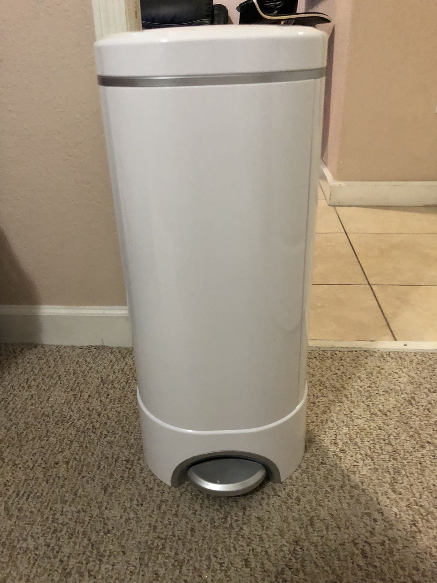 Munchkin Arm and hammer diaper Genie