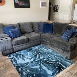 3 Piece Sectional With Charger