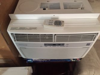 Frigidaire air conditioner 6000 btu with remote control works good