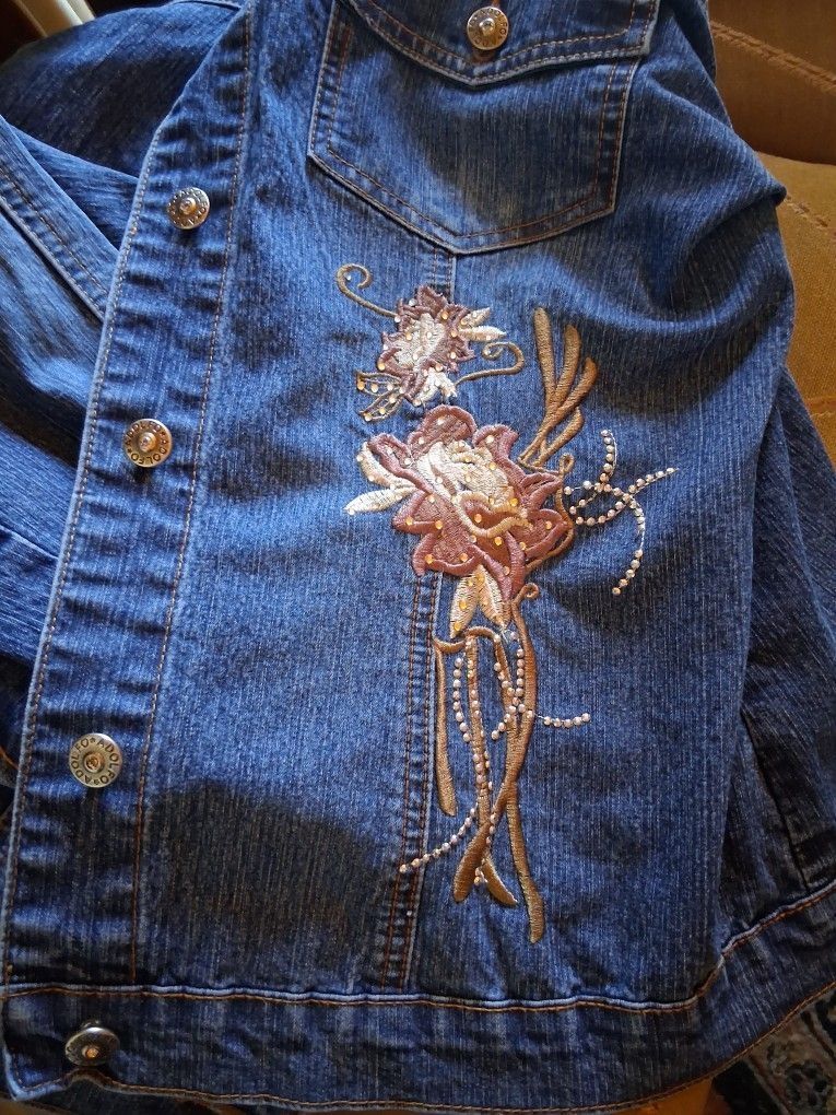 XS BRAND NEW COOL DENIM JACKET GREAT DESIGN ON FRONT AND BURLAP DESIGN MY BACK