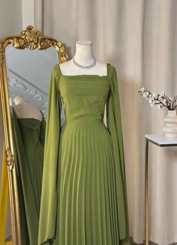 Green Long Sleeve Evening Gown Dress