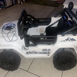 Free Toddler Car W Charger  It’s Not Running But It Turns On Maybe U Can Fix 