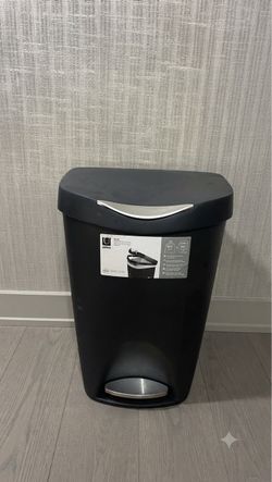 Umbra 13 gal Brim Plastic Step Soft Close Lid Kitchen Trash Can, Black