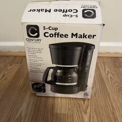 BRAND NEW 5 CUP ELECTRIC COFFEE MAKER.  ☕️☕️. GLASS POT INCLUDED.  PERMANENT FILTER.  WAS $29.99!!  SALE $15 🔥🔥🔥