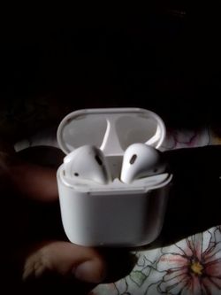 Apple AirPods 2nd GEN with Charging Case