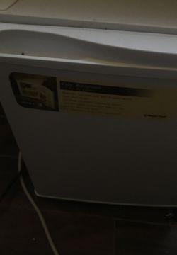 Cube mini fridge 60$ prices negotiable come get