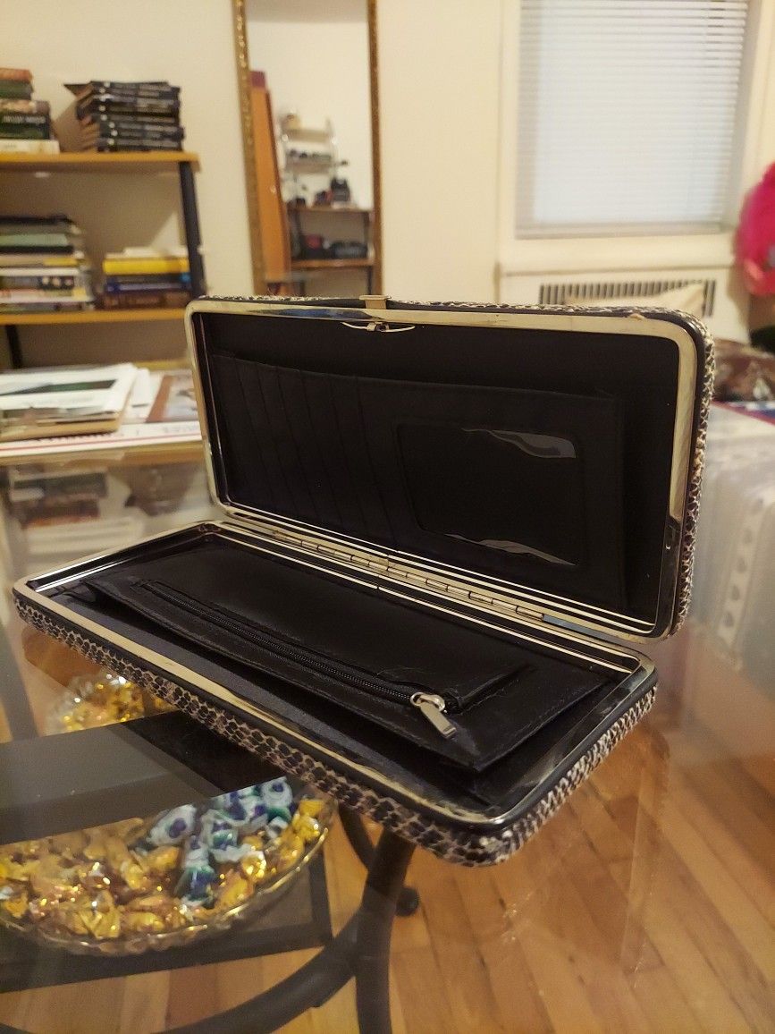 NEW **NEW YORK ** SNAKE WALLET ** Clutch Purse for Cards & Cash - Tan / Beige (D)  (SIZE: 9X4.5X1 INCHES )