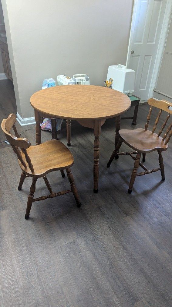 Small Table w/ 2 Chairs