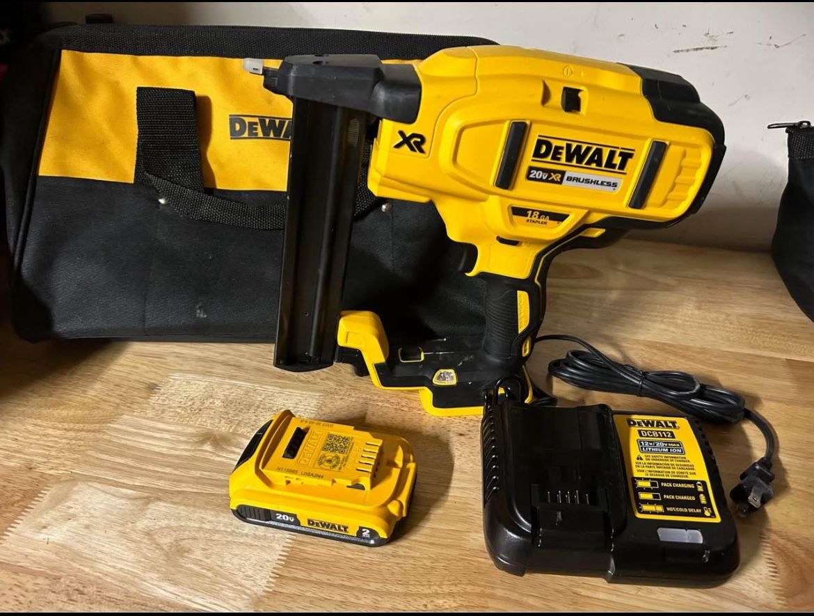 Dewalt 20V MAX XR Narrow Crown Stapler Kit With Battery, Charger And Bag Like New