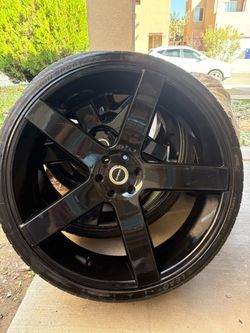 Strada Prefetto 28” Rims with 295/25R28  Lion Sport 3 Tires