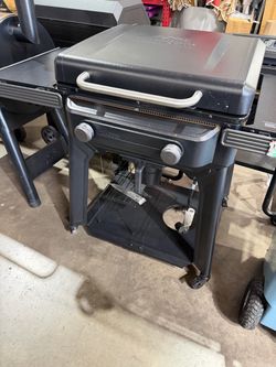 Traeger Traeger Flatrock 2-Burner Zone Grill, Propane Black Flat Top Griddle