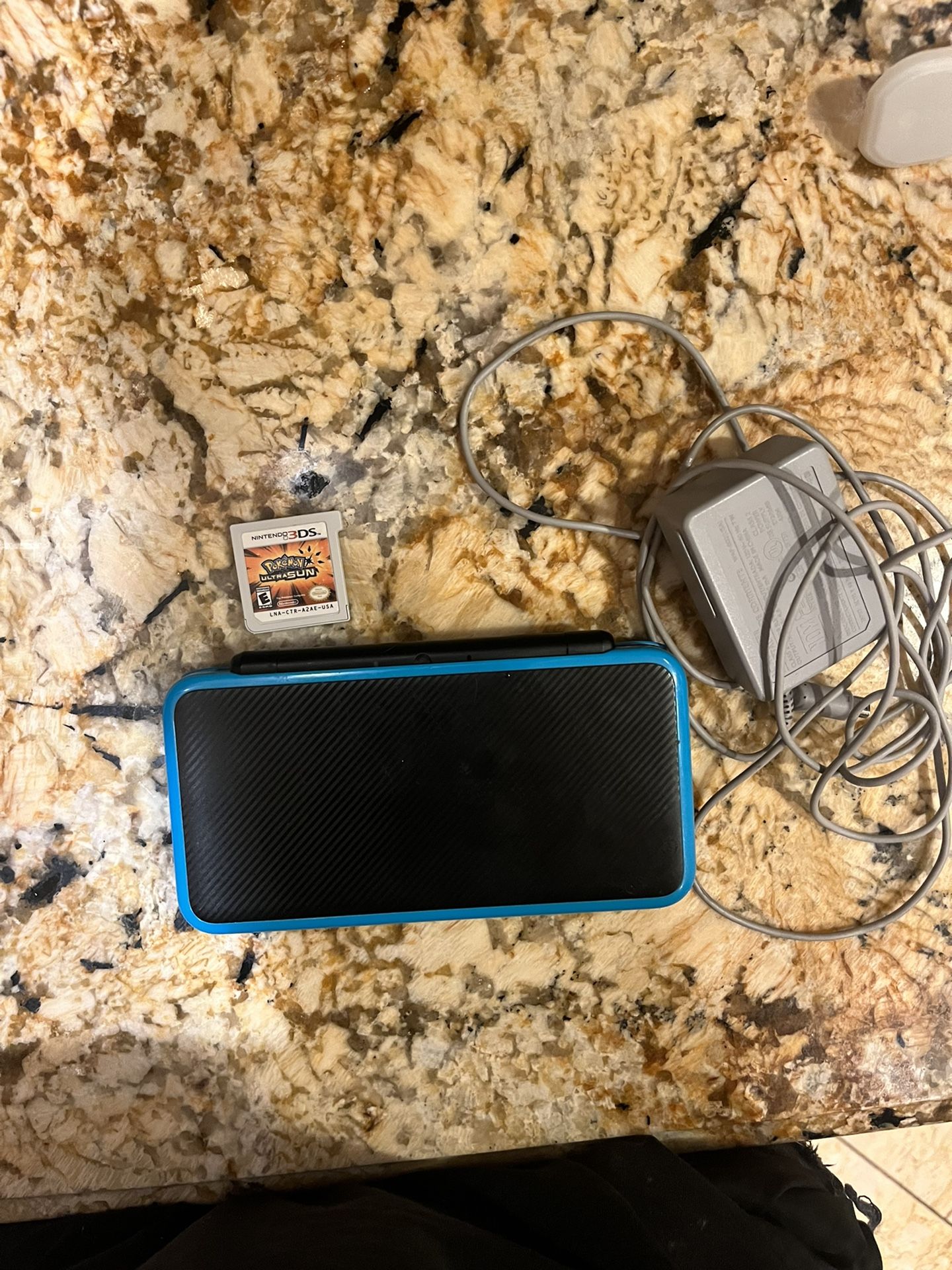 Nintendo 2DS XL W Pokémon Ultra Sun
