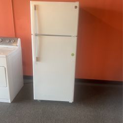Refrigerator Top Freezer Like New With Warranty 