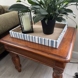 Beautiful End Tables (Set of 2- identical)