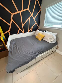 Daybed- Converts from Twin to King
