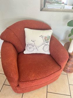Comfy Swivel Lounge