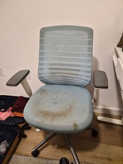 Mesh Office Chair with Armrests on Wheels