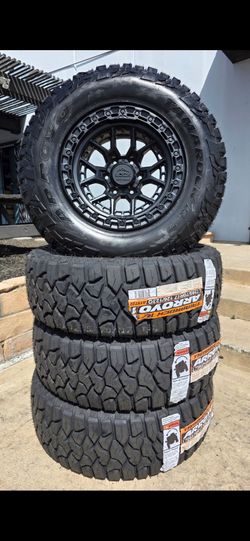17" LOCK COMMANDO rims w/ 33" RT tires