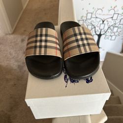 burrberry Slides