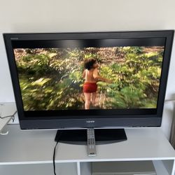 Sony Bravia 40" TV • 1080p HD • HDMI • Gaming / Roku / Apple TV Ready