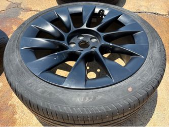 (1) 2024 OEM 20” TESLA MODEL Y INDUCTION RIMS TPMS OEM 255/40R20 Goodyear 90%