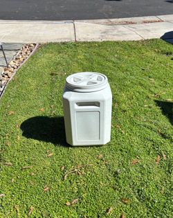 Pet food storage (large)