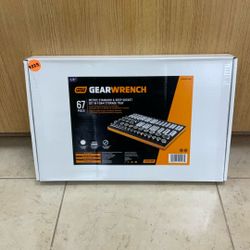 1/2” GEAR WRENCH 67 PIECE METRIC STANDARD & DEEP SOCKET SET IN FOAM STORAGE TRAY.