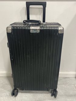 Black Hard Shell suit case with Spinner wheels.   Luggage