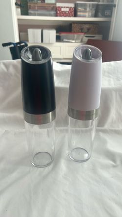 Electric salt and pepper grinder