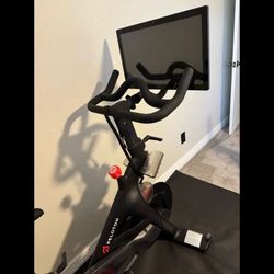 Peloton Bike, Size 8 Shoe, Mat and 3 Lb Weights 