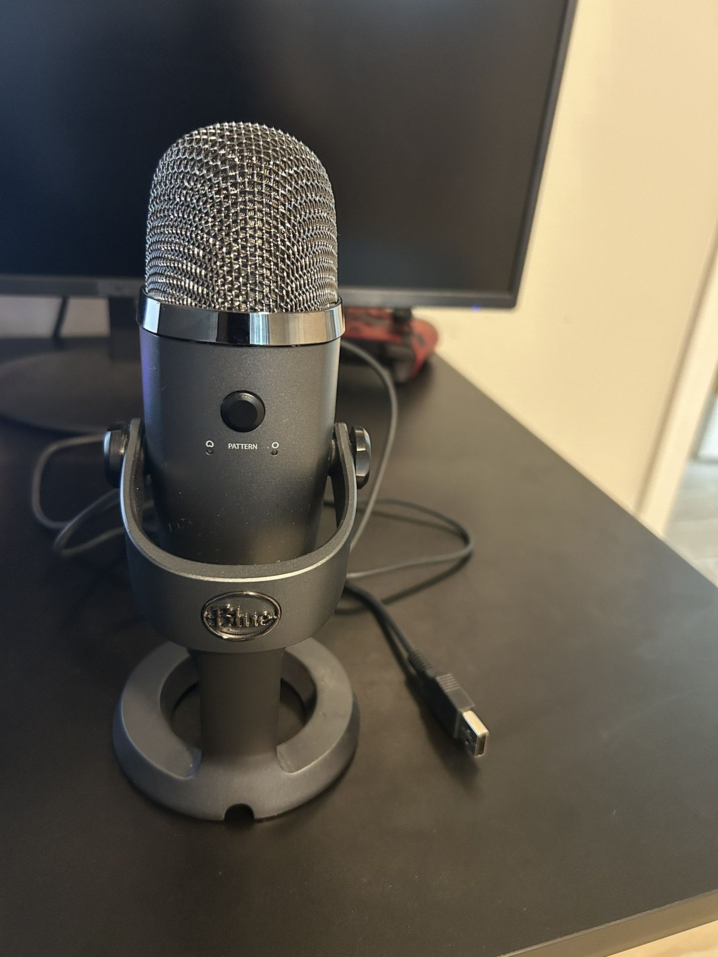 LIKE NEW BLUE YETI NANO PREMIUM USB MICROPHONE 