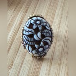 VOGUE Gold, Black & Cream Flower Molded Resin Adjustable Ring Size 7