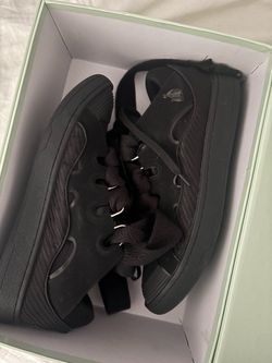 Lavin all black