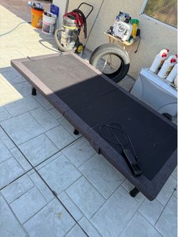 Adjustable bed base