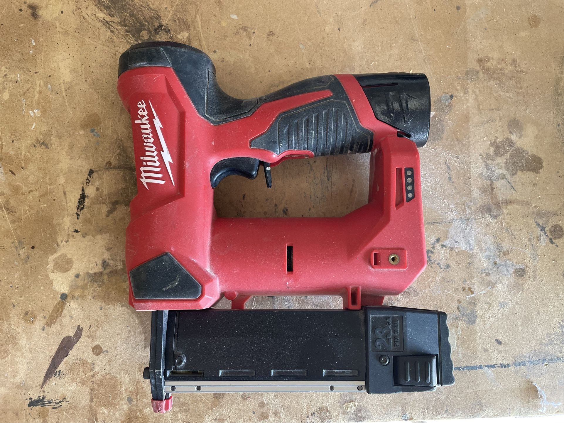 Milwaukee M12 23 Gauge Pin Nailer