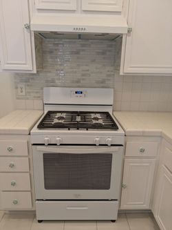 Whirlpool 30-in burners gas cooking range 5.1 cu ft freestanding great condition