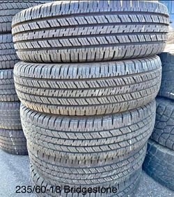 Set 235-60-18 Bridgestone con el 80% de vida.