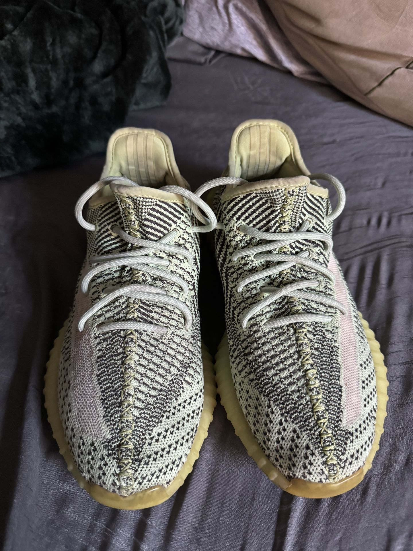 Yeezys Size 9 ( NO INSOLES)